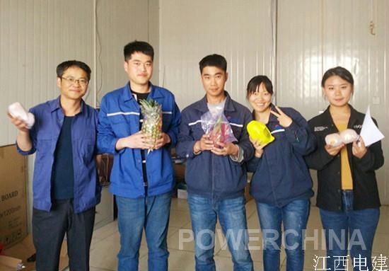 程陽(左三）和愛人朱寶春（左四）收到水果后在工地與同事一起分享.jpg