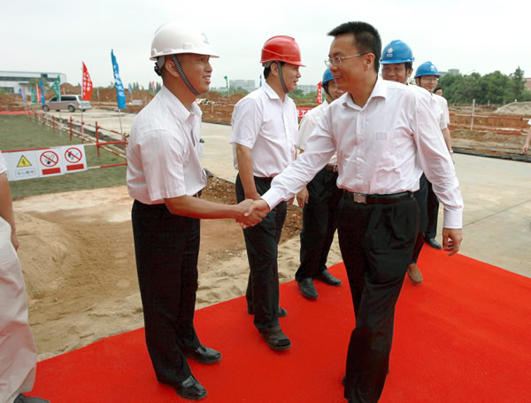 2012年8月國家電網公司副總經理曹志安視察紅谷灘變電站