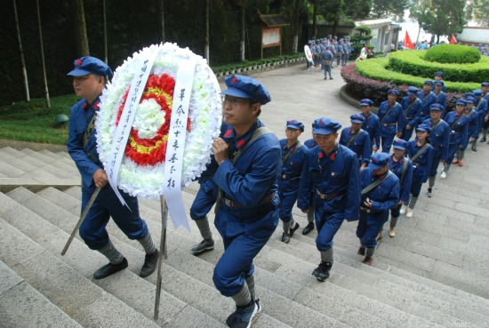 向烈士敬献花圈.jpg