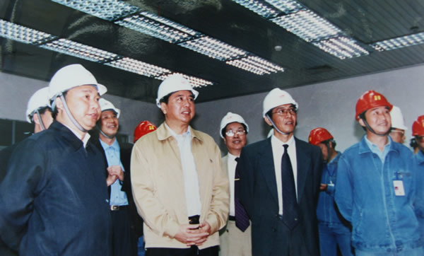 2001年10月原華能集團總經理李小鵬視察江西火電承建的華能井岡山電廠一期工程