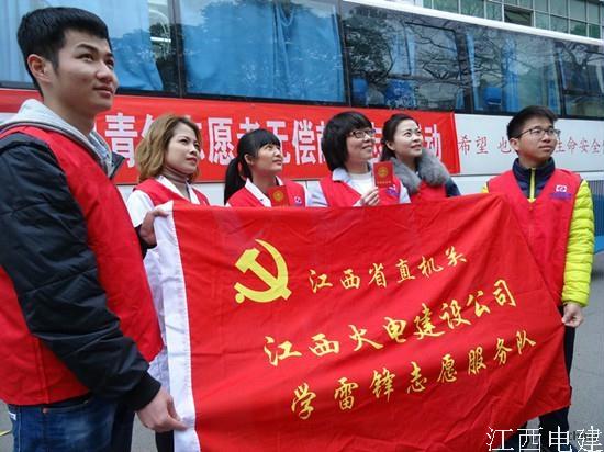 学雷锋志愿服务队在行动.jpg